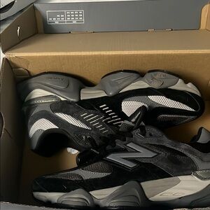 New Balance Men's Black and White Sneakers